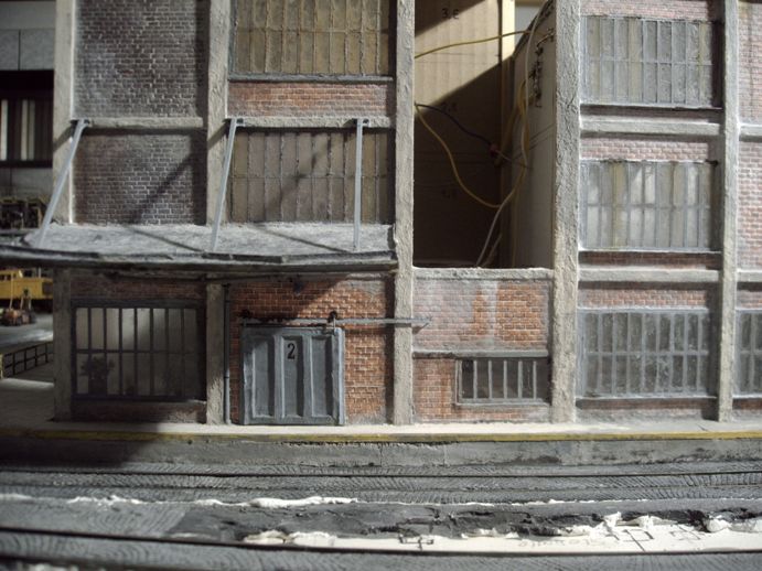 Fassade aus Gips, Holz, Folie und Pappe!