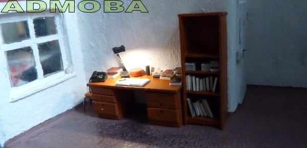 selbstverst&auml;ndlich auch der Schreibtisch mit Beleuchtung